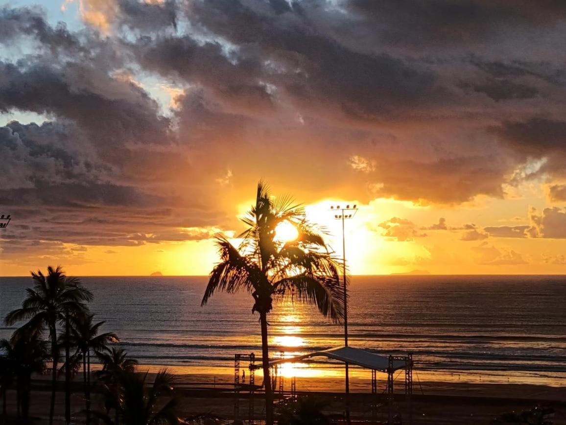 Apto Em Frente Ao Mar - Predio Redondo Peruibe Ngoại thất bức ảnh